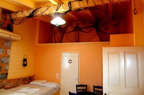 1 habitación, tabla de planchar con plancha, cuna de viaje y wifi 
