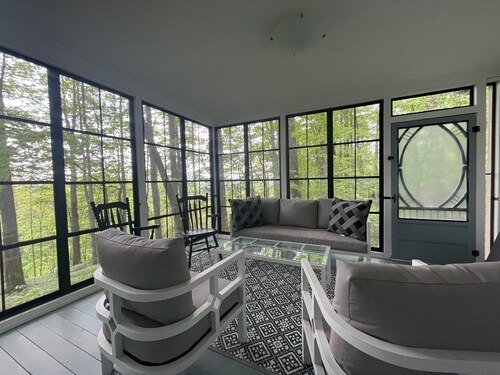 Modern Chalet with hot tub is Cyclist or hikers dream location on Bruce Trail 