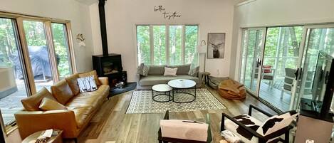 Smart TV, chimenea y oficina