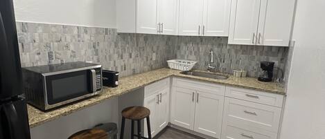 Frigorífico, microondas, cafetera o tetera y tostadora