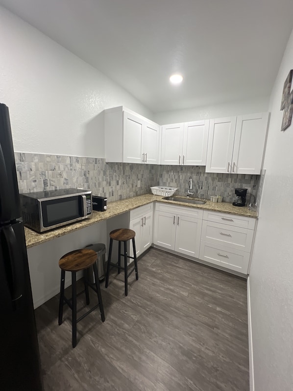 Frigorifero, microonde, macchina per tè/caffè, tostapane