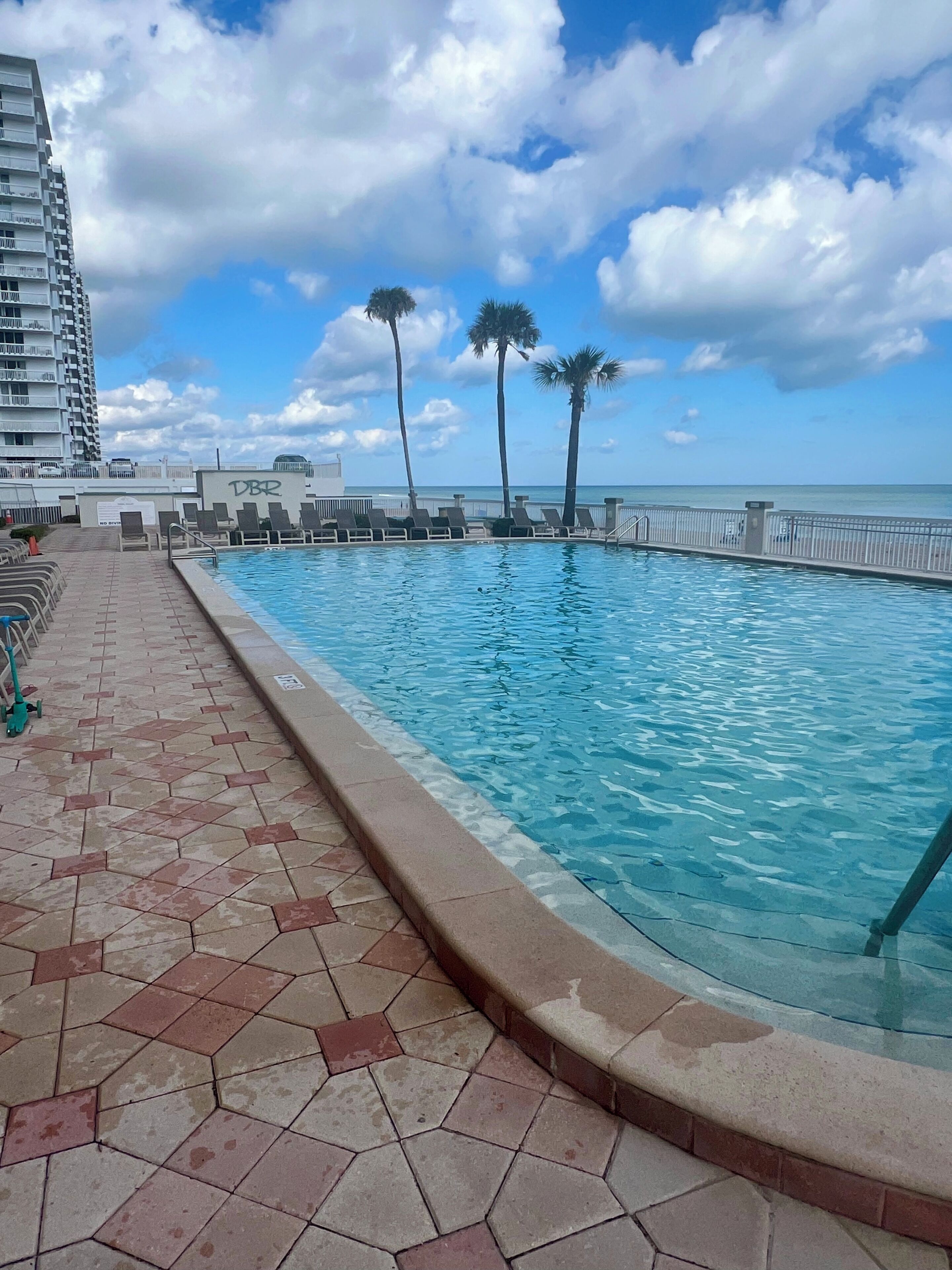 Una piscina cubierta, una piscina al aire libre