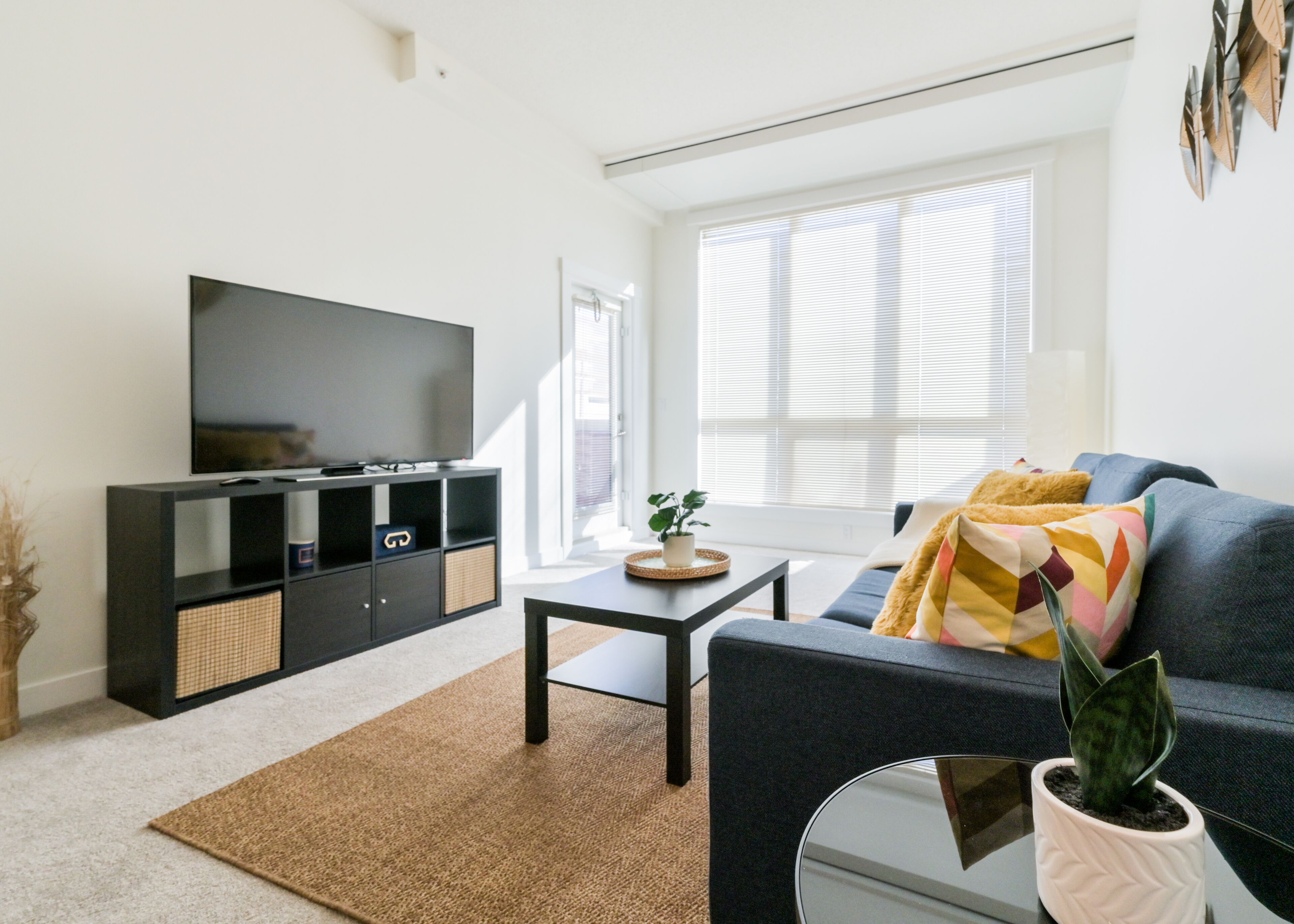 Spacious & Bright Condo 10 Min from DT - UG Parking