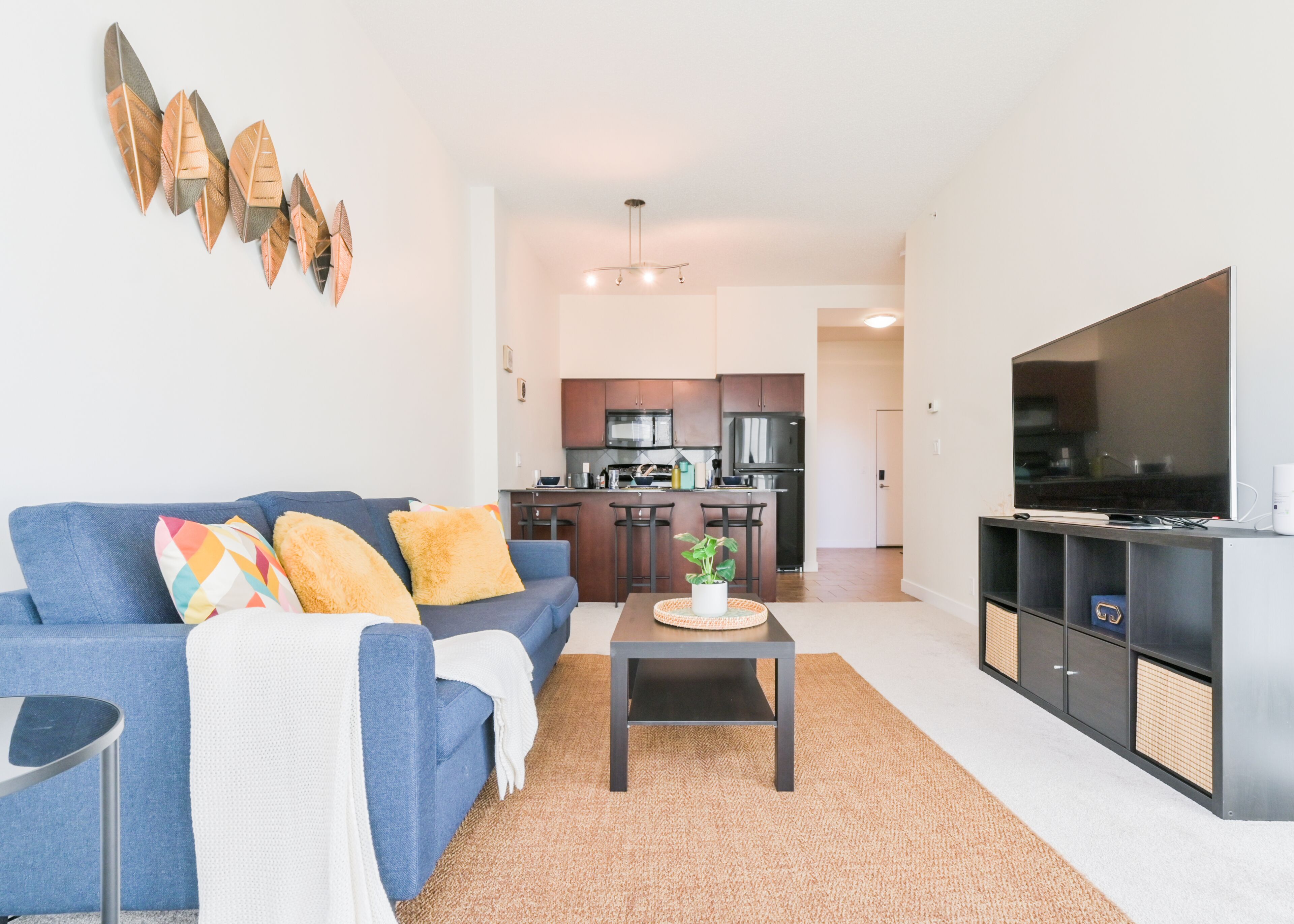 Spacious & Bright Condo 10 Min from DT - UG Parking