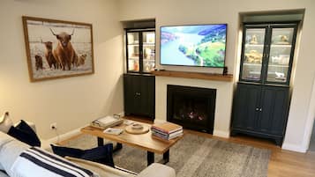 Smart-TV, Kamin, Bücher