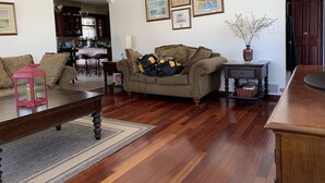 A living room with a sofa, a coffee table, a rug, and a vase with flowers. - Premier Host-Tetonka & Sakatah Lakes Dock, Kayaks, Lakeside Fire Pit & Gameroom (Waterville)