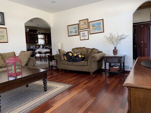 Smart-TV, peis, fotballspill og bøker