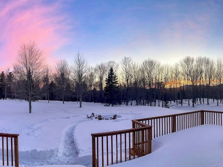 施設の敷地. Cozy Vermont Lodge Near Jay Peak with Fire Pit