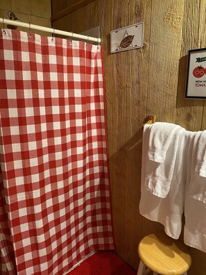 Een douche, handdoeken, zeep, toiletpapier