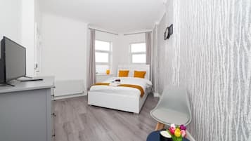 1 habitación, tabla de planchar con plancha, wifi gratis y ropa de cama