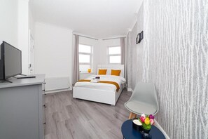 Habitación doble estándar | Tabla de planchar con plancha, wifi gratis y ropa de cama 