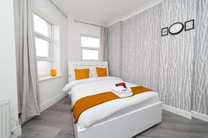 Deluxe Triple Studio | Tabla de planchar con plancha, wifi gratis y ropa de cama 