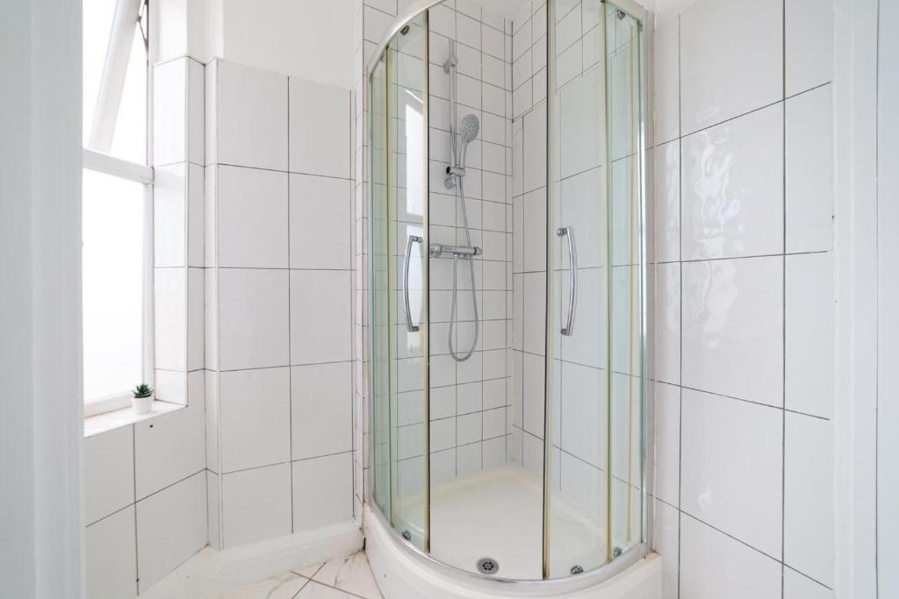 Deluxe Quadruple Room | Bathroom | Free toiletries, hair dryer, towels, soap