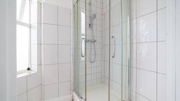 Deluxe Quadruple Room | Bathroom | Free toiletries, hair dryer, towels, soap