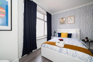 Habitación doble Deluxe | Tabla de planchar con plancha, wifi gratis y ropa de cama 