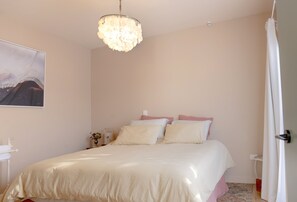 1 makuuhuone, työpöytä, äänieristys, silitysrauta/-lauta