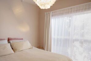 1 bedroom, desk, soundproofing, iron/ironing board - The Castle - Greytown (Greytown)