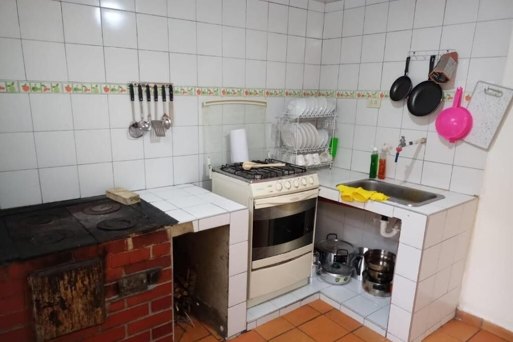 Cabaña rural reformada con chimenea, al lado de rutas de senderismo.