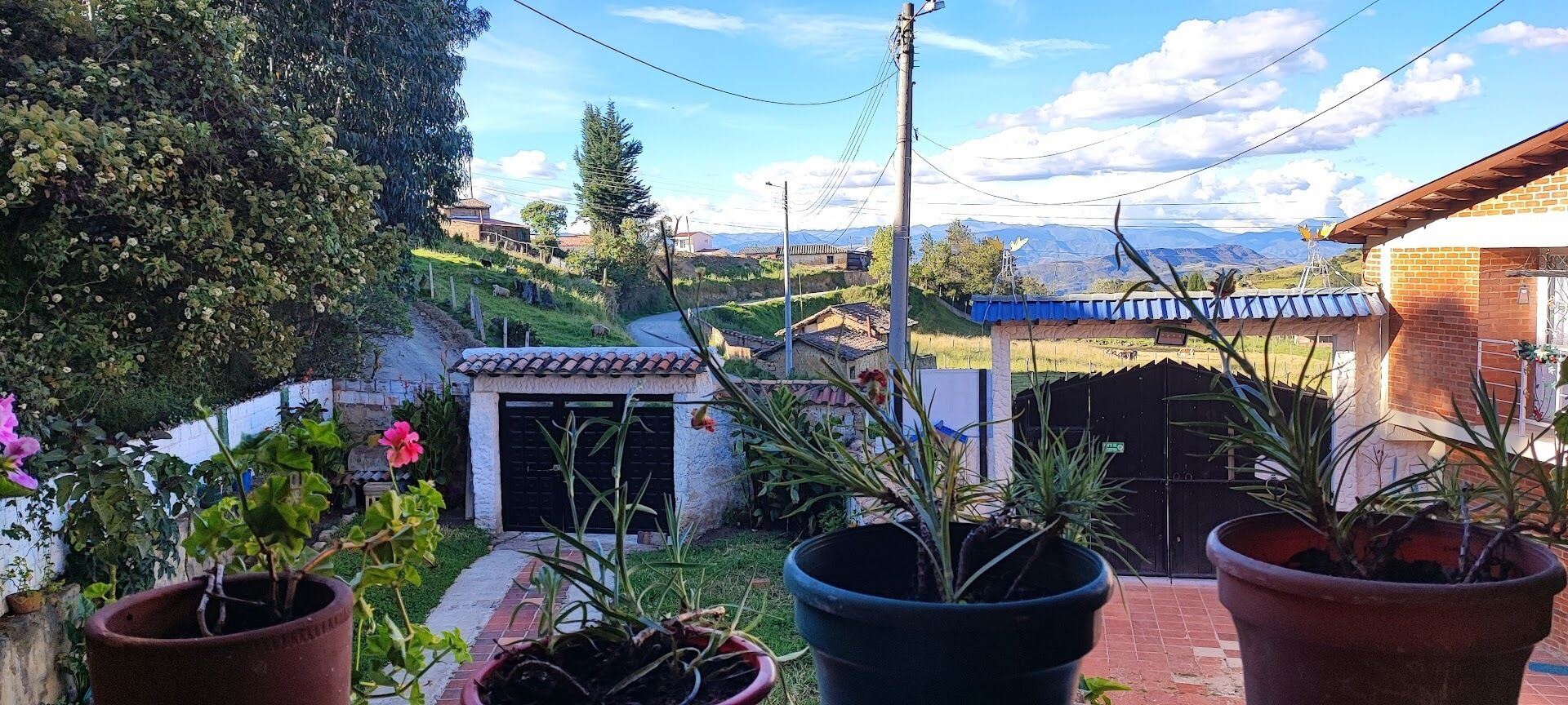 Cabaña rural reformada con chimenea, al lado de rutas de senderismo.