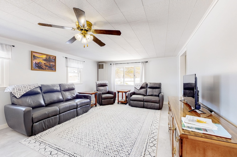 Inviting home with firepit, fast WiFi, skiing, full kitchen, & W/D