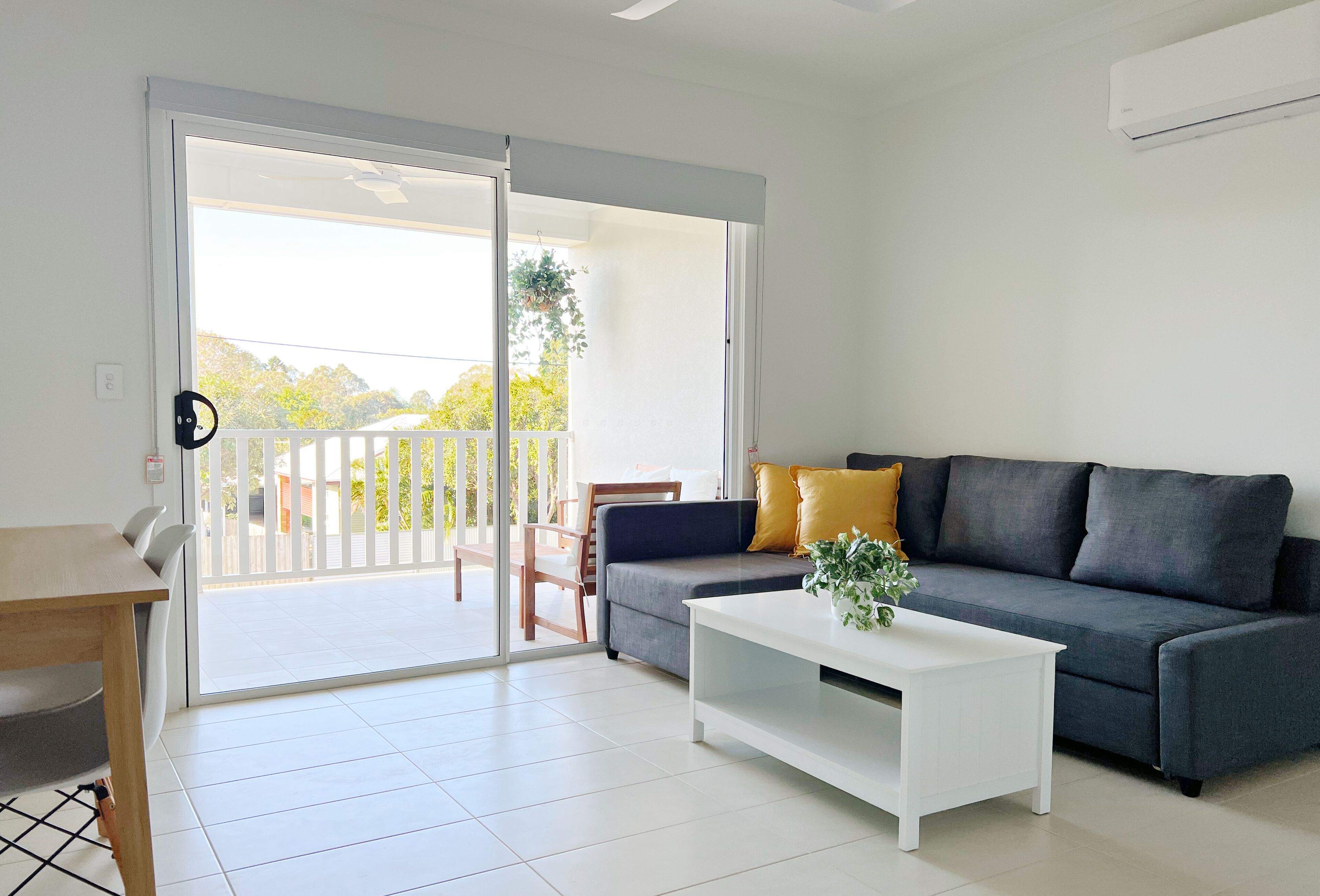 スーペリア アパートメント | リビング エリア | 65 インチのスマートテレビ (デジタル放送視聴可)、テレビ