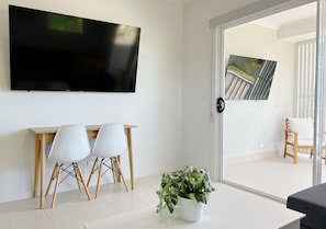 Apartamento superior | Área de estar | Smart TV 65 polegadas com canais digitais, TV