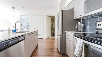 Kühlschrank, Mikrowelle, Ofen, Herdplatte