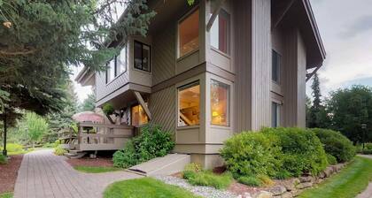 Retro 3BD Sun Valley Condo + FREE Resort Amenities!