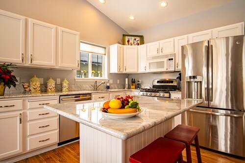 In the Heart of Hailey; PRIVATE PET-FRIENDLY 3 bedroom home with garage