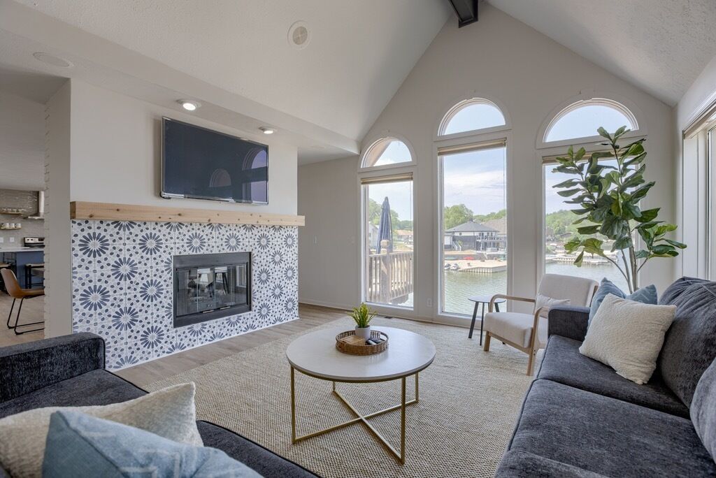 Beautifully renovated lake house - sleeps up to 18!