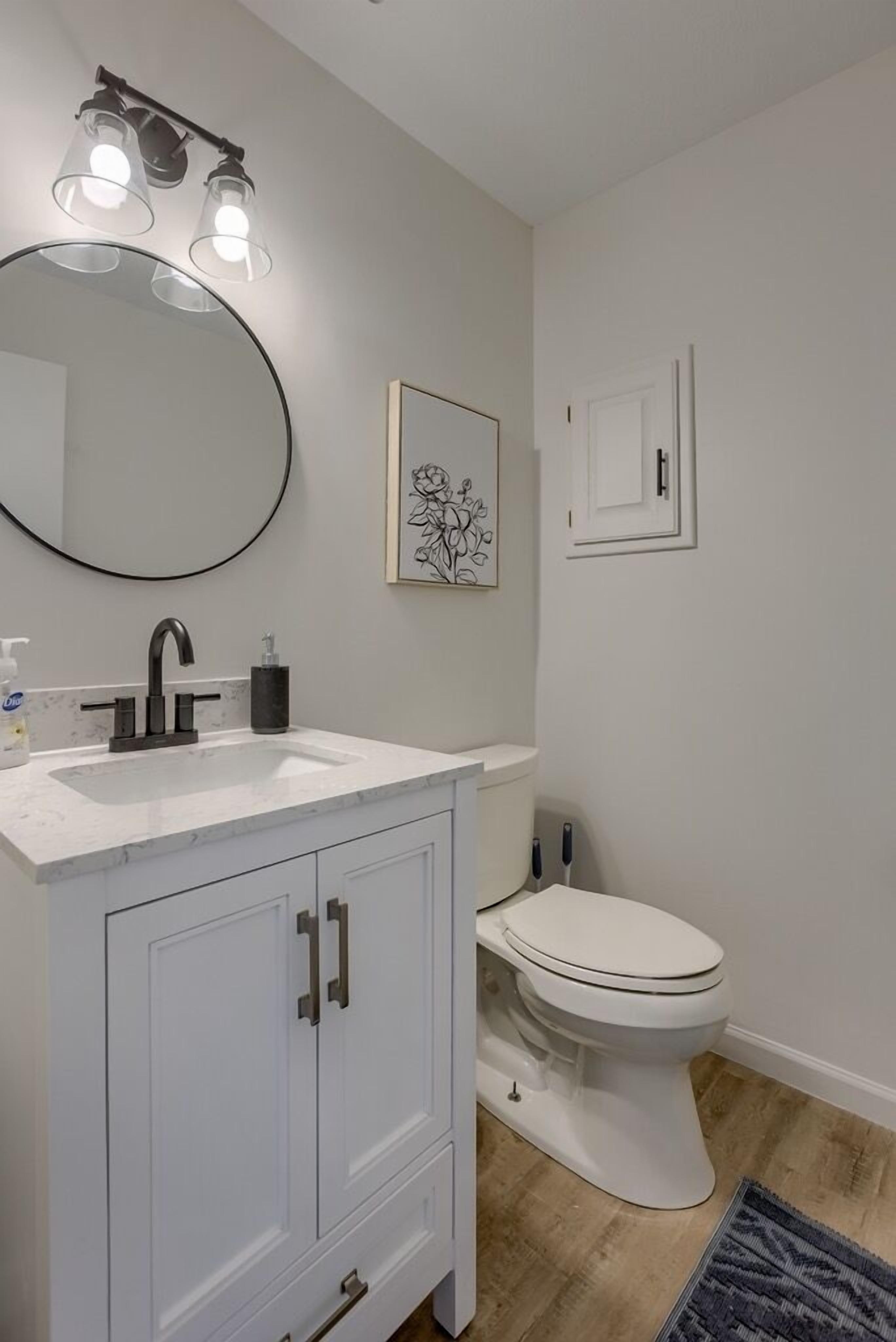 Beautifully renovated lake house - sleeps up to 18!