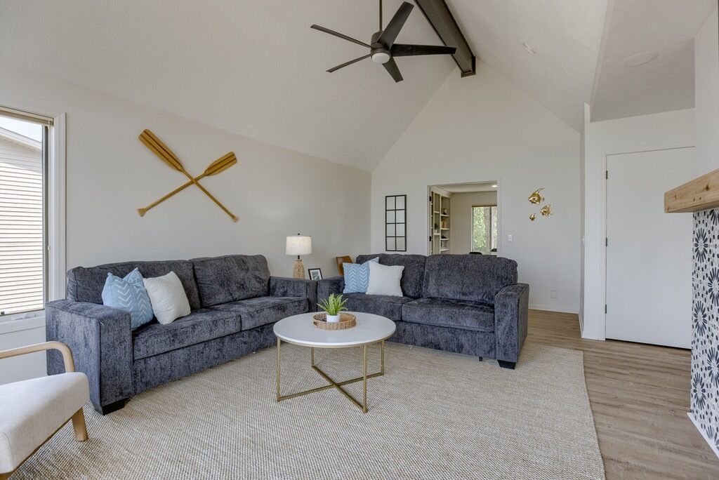 Beautifully renovated lake house - sleeps up to 18!