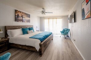 3 slaapkamers, een bureau, een strijkplank/strijkijzer, reisbedje