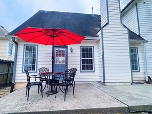 Outdoor dining - 4 BR home quiet and peaceful (Atlanta)