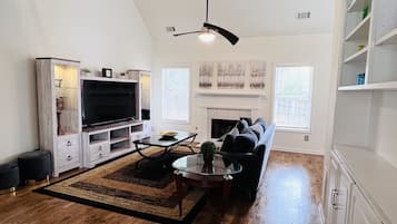 Smart-tv, boeken en een printer