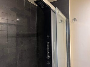Shower, hair dryer, towels, soap - Votre été Dans une Maison Luxueuse Avec Piscine (Montréal)