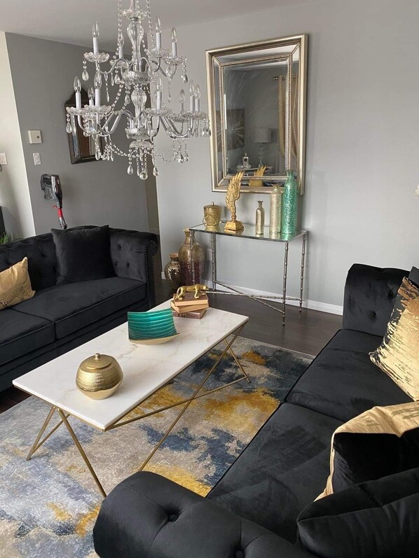 Smart TV - Votre été Dans une Maison Luxueuse Avec Piscine (Montréal)