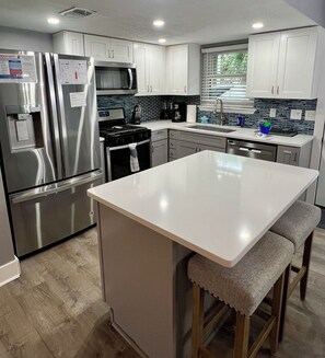 Réfrigérateur, four à micro-ondes, un four, surface de cuisson