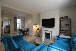 Living area - Luxury House Near City Center Hospital & Superstore (Carlisle)