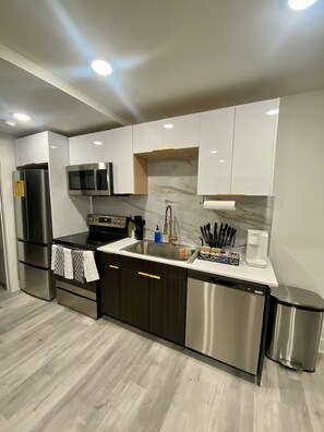 Refrigerador, microondas, horno y parrilla de estufa 