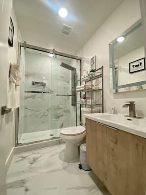 Shower, hair dryer, towels, soap - Sleek King Suite Near Downtown & Deep Ellum (Dallas)