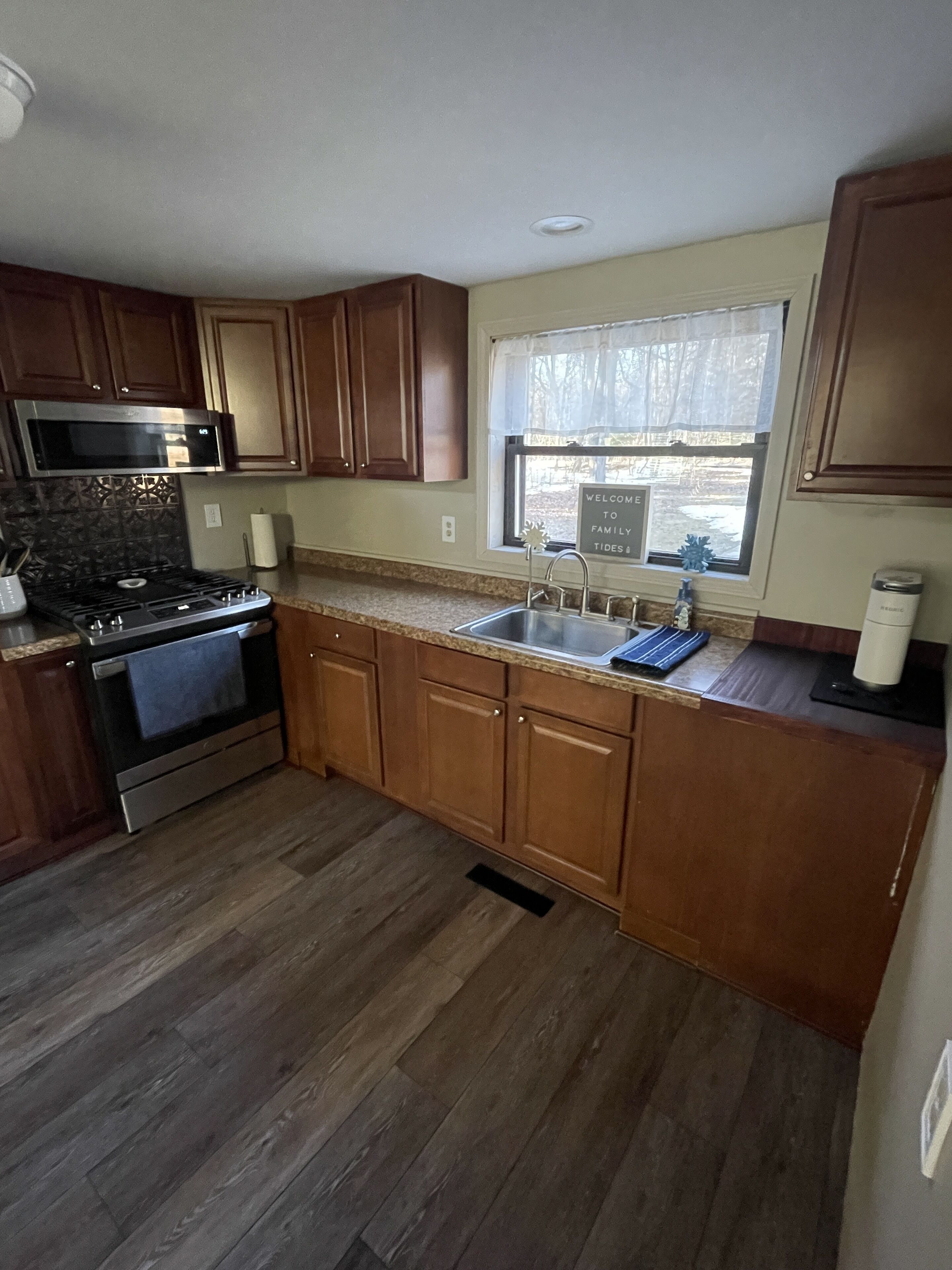 Beautiful cabin on Lake George with a tiki bar on the water 