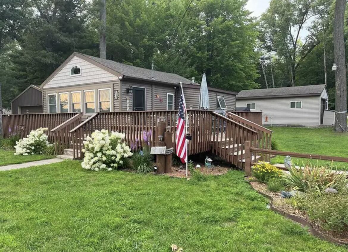 Beautiful cabin on Lake George with a tiki bar on the water 