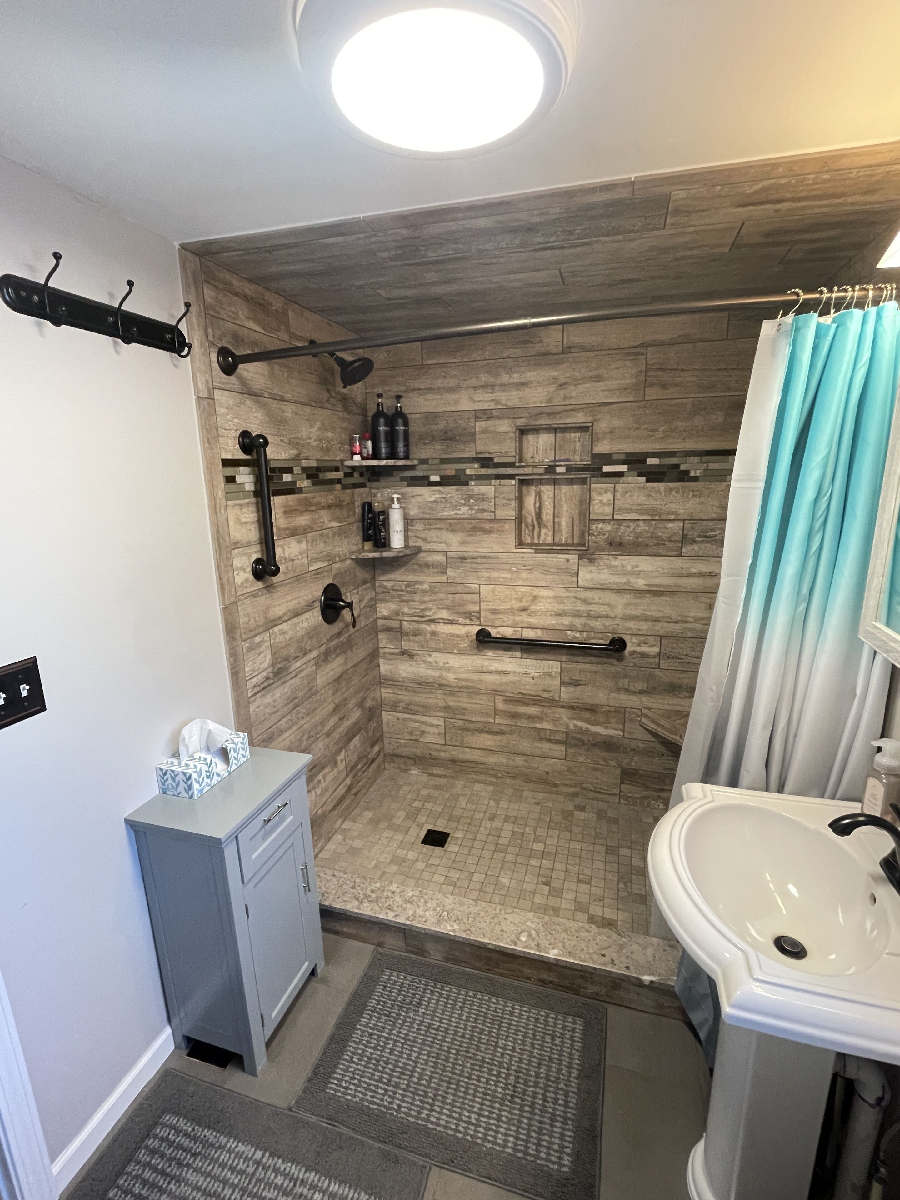 Beautiful cabin on Lake George with a tiki bar on the water 