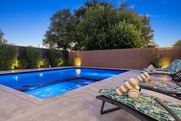 Swimming Pool/Spa/Sun lounge