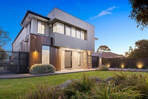 Exterior - Villa Alessandro – Mornington Peninsula Luxury Accommodation (Tootgarook)