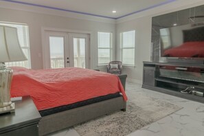 4 bedrooms, free WiFi, bed sheets - Brand New Custom Construction! (Freeport)