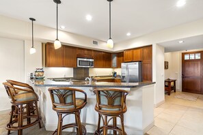 Geladeira, micro-ondas, fogão, cooktop