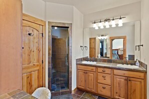 Combined shower/tub, hair dryer, towels