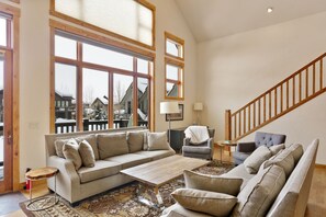 Smart TV, chimenea y libros 